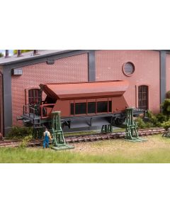 2 Spindelhebeböcke mit aufgebocktem Waggon