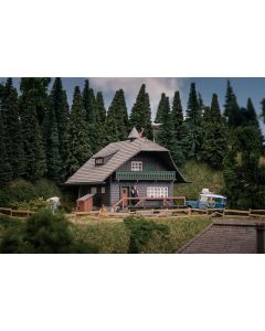 Jubiläumsmodell Schwarzwaldhaus mit Figur
