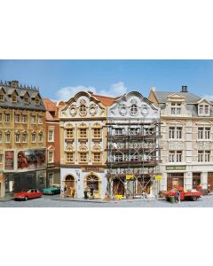 Winkel-Stadthaus mit Malergerüst