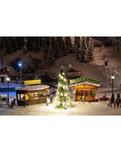 2 Weihnachtsmarktbuden mit beleuchtetem Weihnachtsbaum