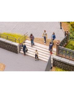 Treppenabsteigende Personen