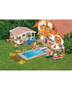 Swimming-Pool und Gartenhaus