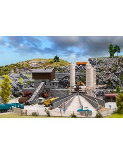 Betonmischwerk mit Kies-Verladesilo