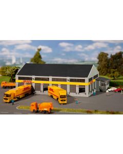 Logistik-Zentrum DHL mit Figuren