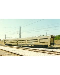 RENFE 4-achsiger Autotransportwagen DDMA, weiss mit seitlichen Schutzgittern, Ep. V